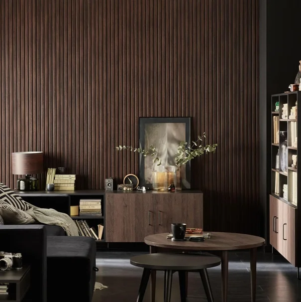 elegancki salon w brązach ze ścianą lamelową